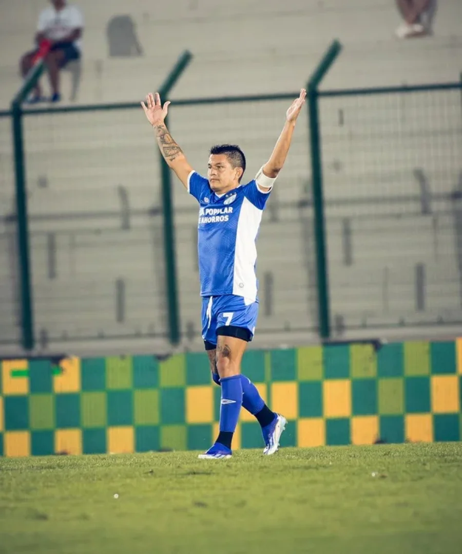 Luis Miguel Rodríguez convirtió un golazo de mitad de cancha para Atlético Tucumán.