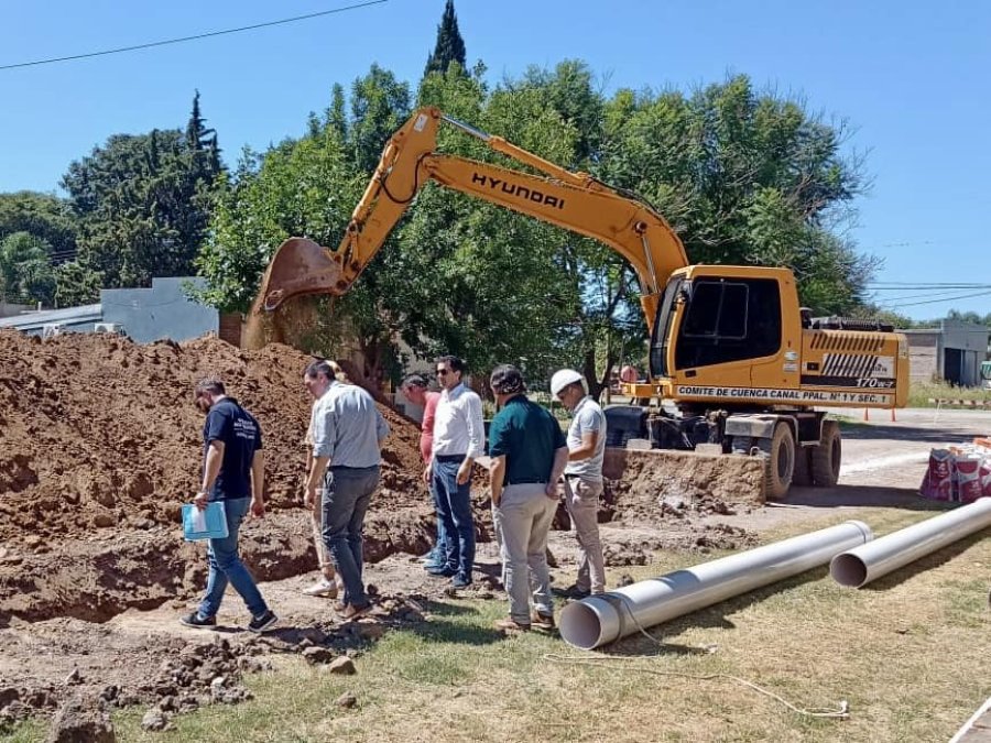 Las autoridades recorriendo la obra.