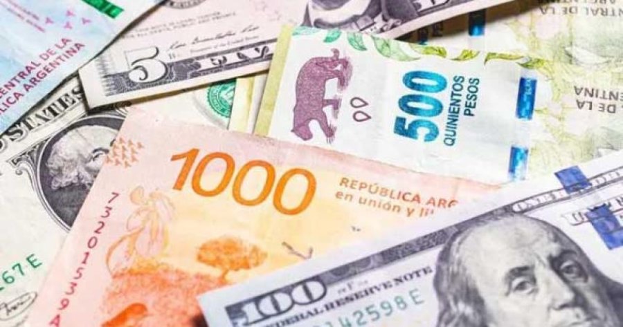OPERACIONES. El dólar blue bajó 20 pesos tras el anuncio del Gobierno de la reducción de la devaluación controlada.