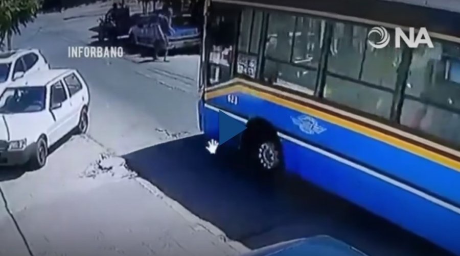 El chofer del interno 623, llamado Cristian Paz, atravesó su colectivo para impedir el saqueo. 