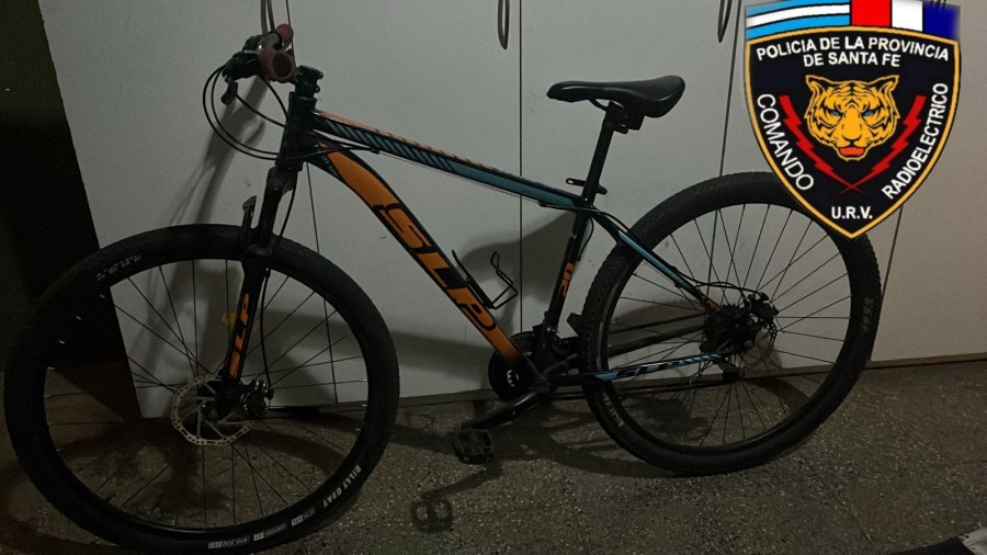 <i>Otra bicicleta fue apoyada en un poste y abandonada all&iacute; siendo una SLP rodado 29.</i>