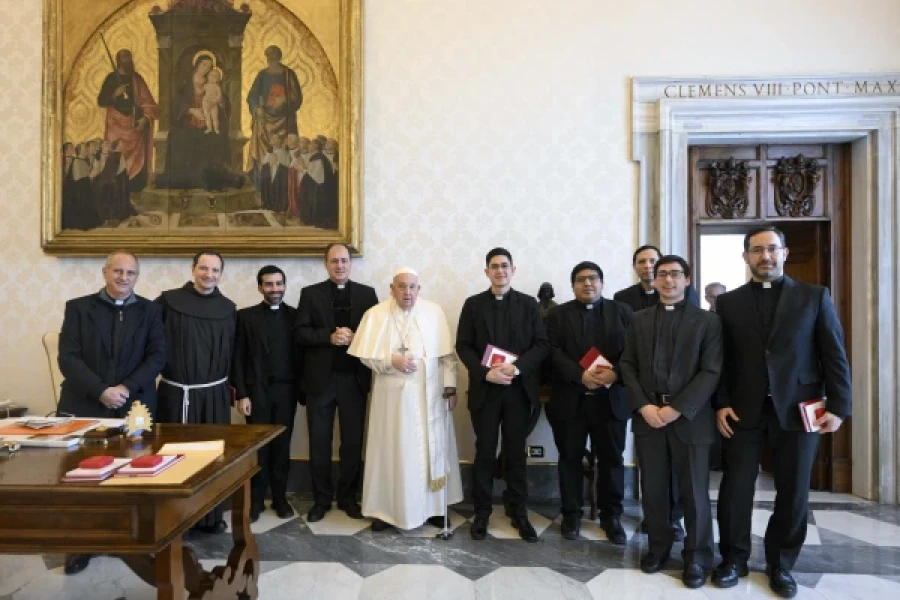 Francisco con los intgrantes del Colegio Sacerdotal Argentino.