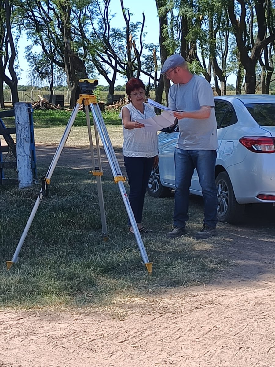 Susana Giménez interiorizándose sobre aspectos de la obra.