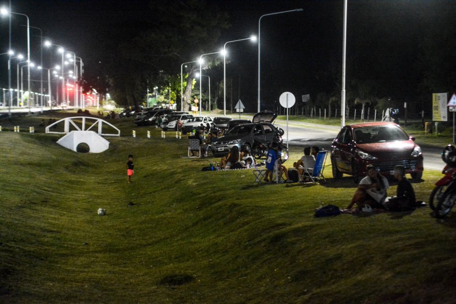 LUGAR DE REUNIÓN. En horas de la noche, familias y amigos se sientan con sus reposeras para comer y quedarse un rato en el lugar.