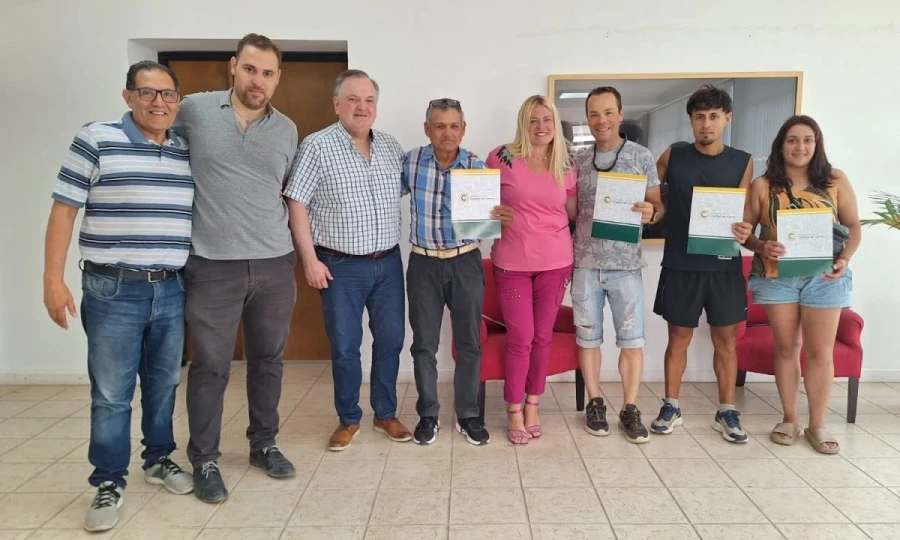 Autoridades y beneficiarios durante el acto.
