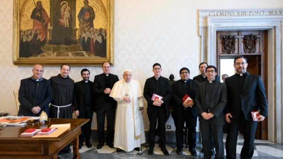 El Papa recibi&oacute; a la comunidad del Colegio Sacerdotal Argentino.