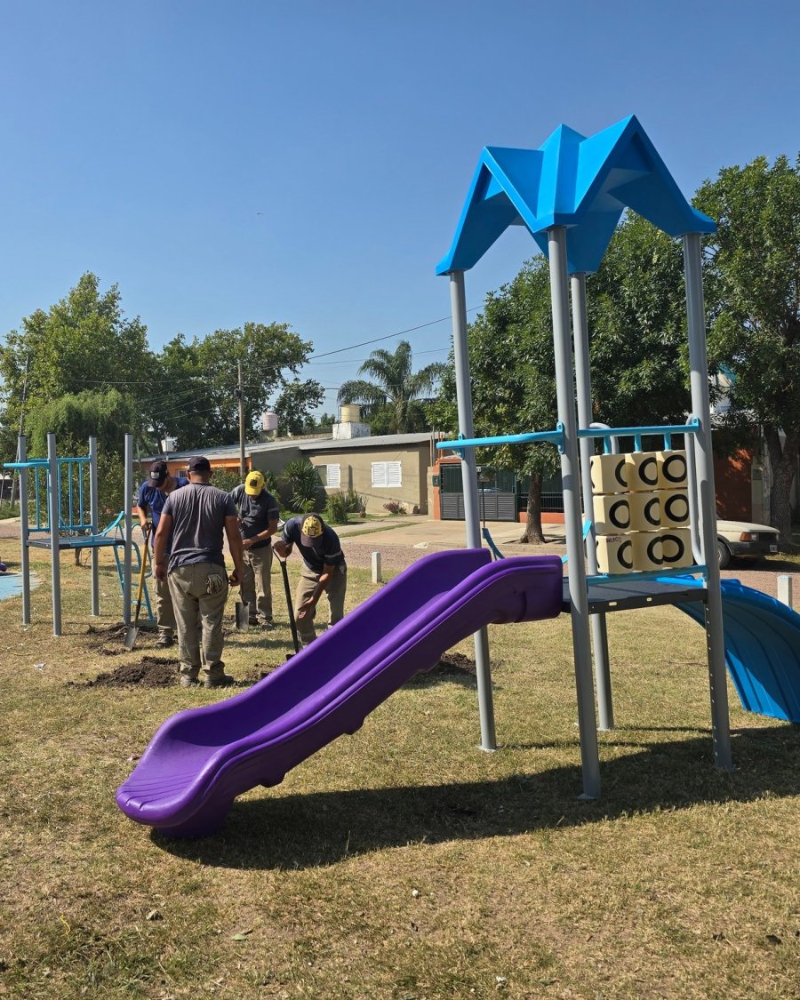 Los nuevos juegos están siendo instalados en el espacio público.