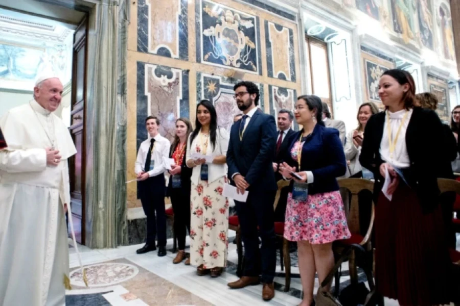 Francisco con los participantes del Observatorio astron&oacute;mico Vaticano en 2018.