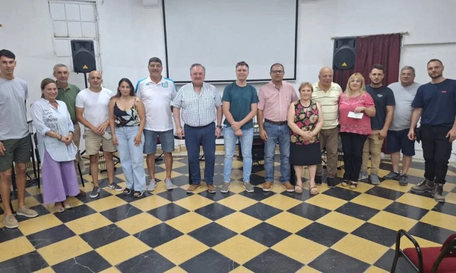 En la Sociedad Italiana autoridades y beneficiarios.