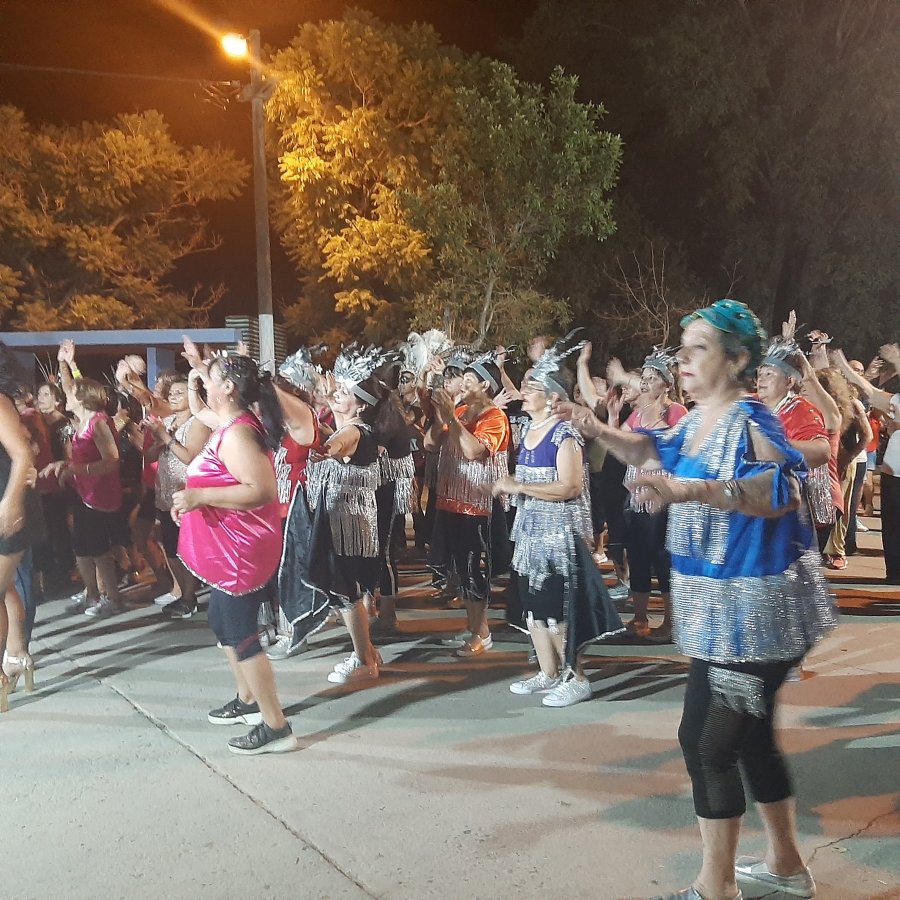 Una de las comparsas durante el animado desfile.