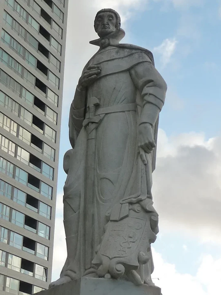 Escultura en m&aacute;rmol de Carrara homenajea al escritor peruano.