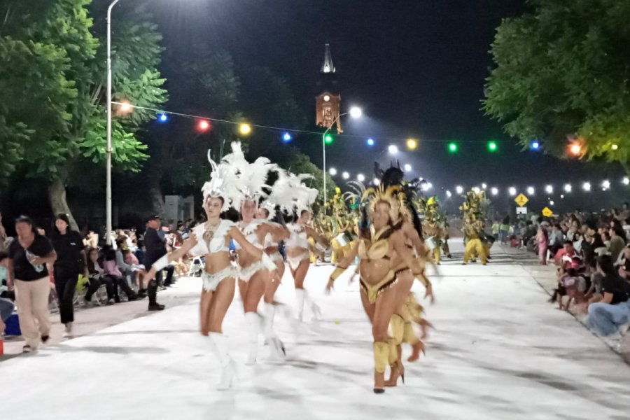 Samba U de Morteros en su paso por el corsódromo.