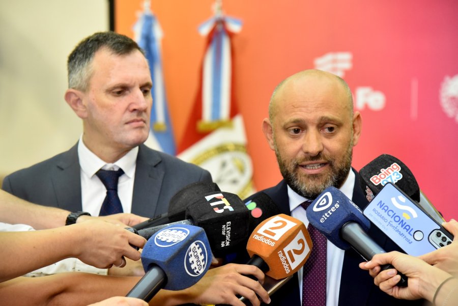 El ministro de Desarrollo Productivo, Gustavo Puccini y el titular de Enerfe, Rodolfo Giacosa, durante la apertura de sobres en Rosario.