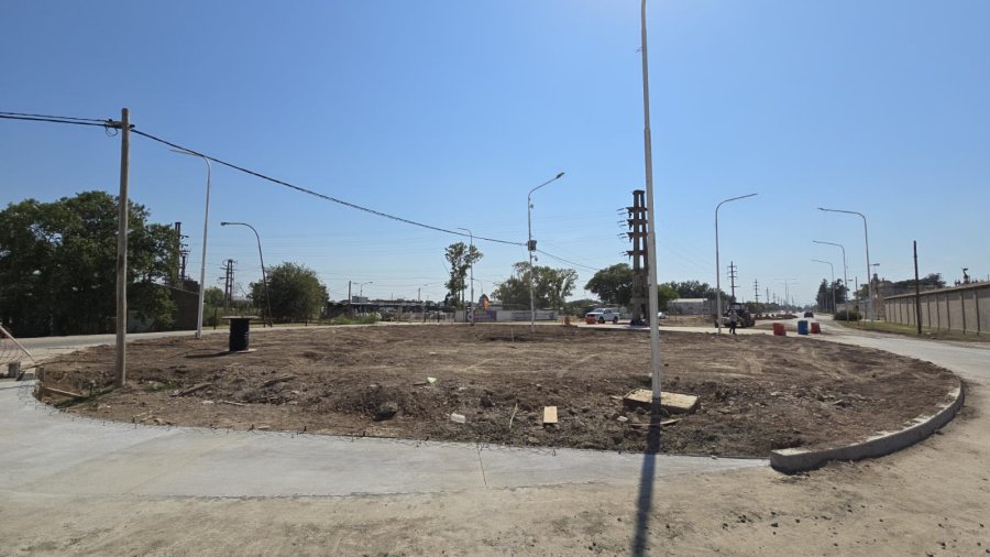 AVANCES. La rotonda que se ubica frente al Eco Punto y el Cementerio municipal va tomando forma.