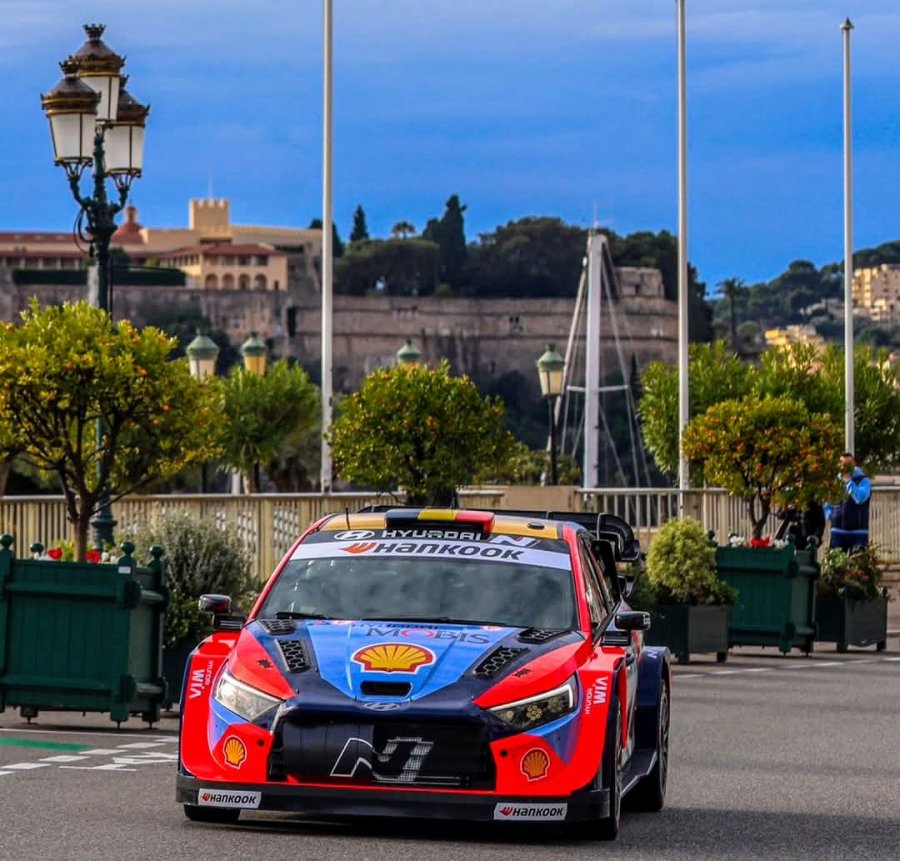 El campeón Thierry Neuville y el Hyndai en el lanzamiento del Rally de Montecarlo.