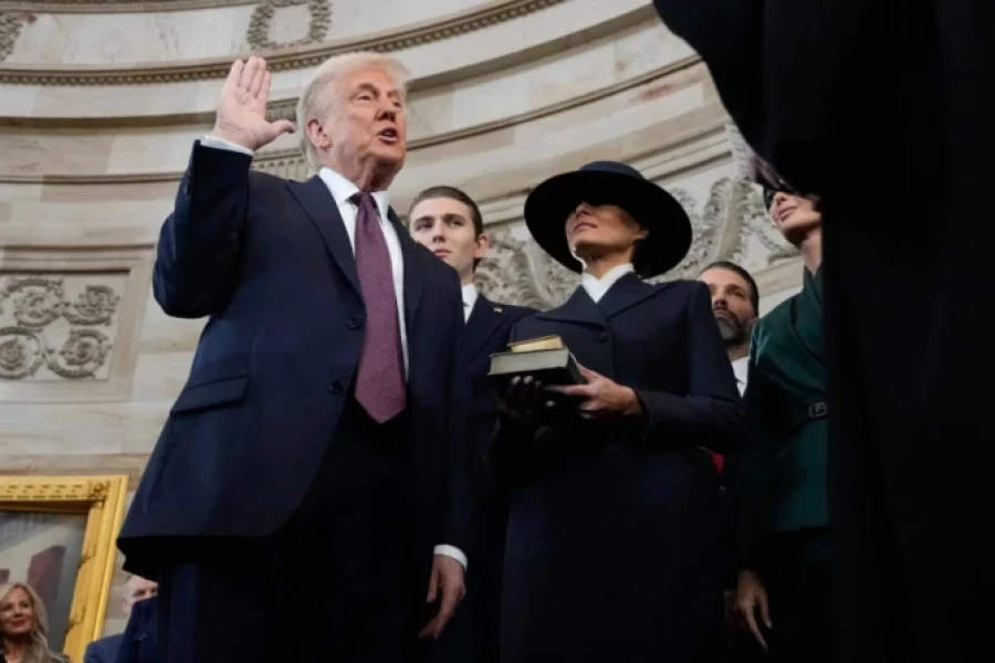 Donald Trump jura como Presidente, Melania Trump sostiene la Biblia, ayer en el Capitolio.