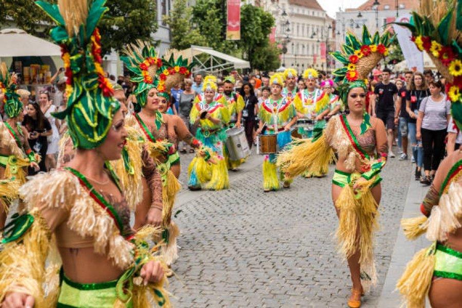 Las comparsas aportar&aacute;n brillo y colorido al carnaval clucellense.