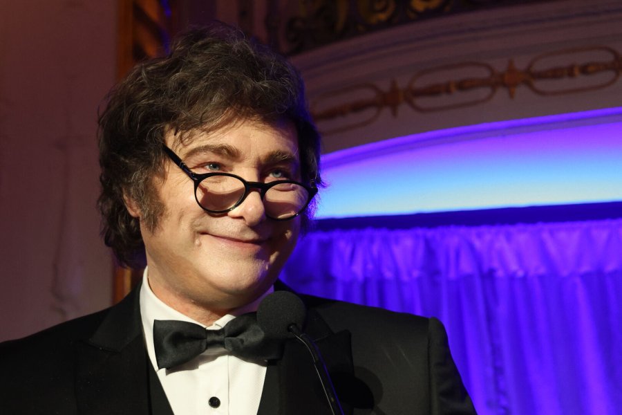 Milei aseguró que en cuanto consiga financiamiento internacional buscará levantar las restricciones.