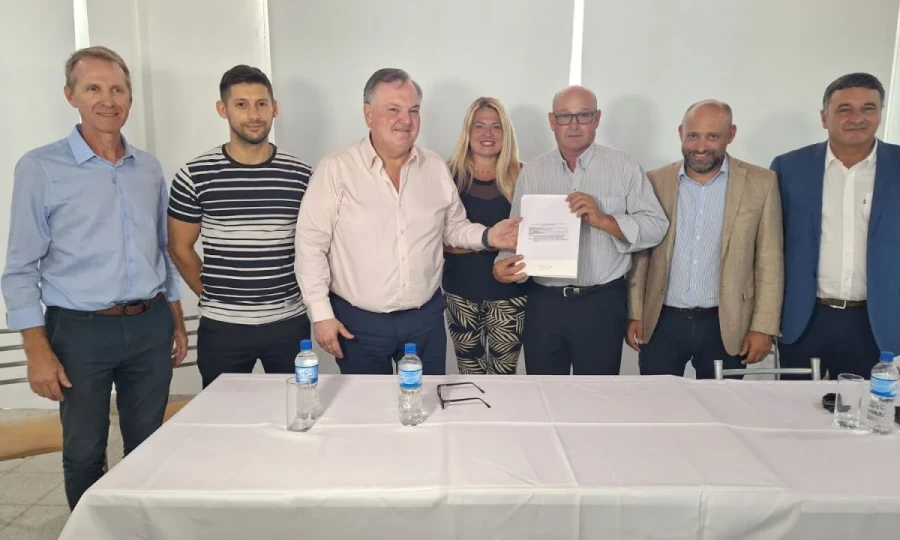 Las autoridades y uno de los beneficiarios durante el acto en Ceres.