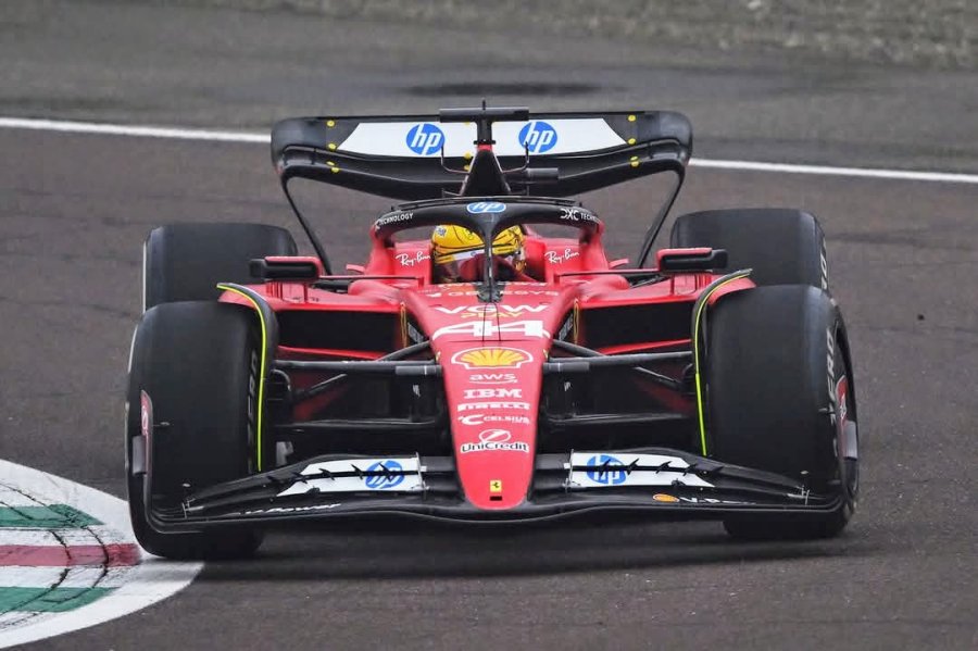 Lewis Hamilton girando con la Ferrari SF-23 en el circuito italiano de Fiorano.
