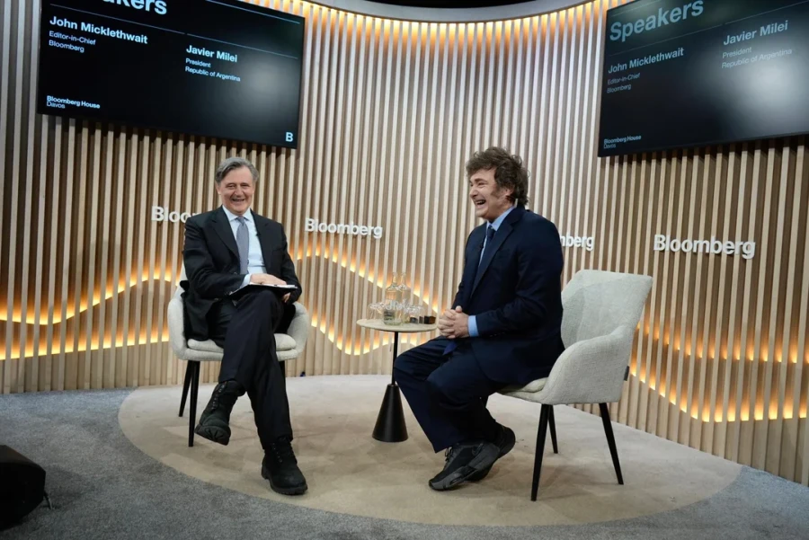 El presidente Milei durante la entrevista con la agencia estadounidense Bloomberg.