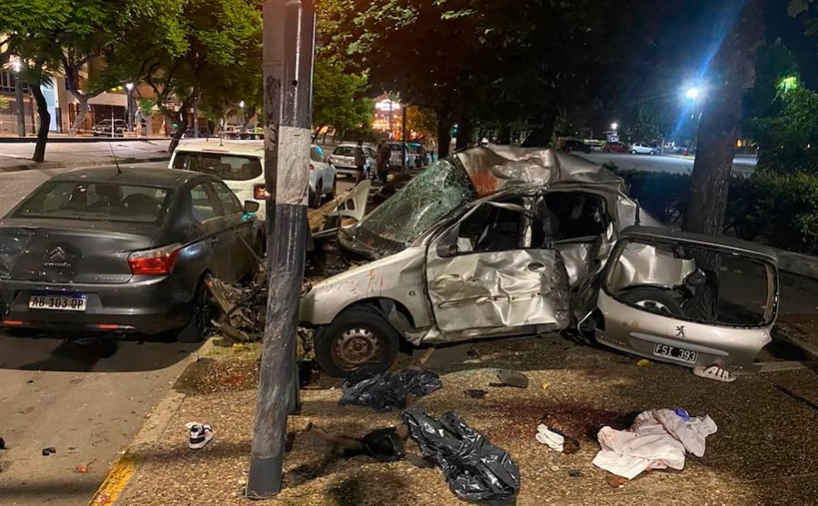 El conductor del Peugeot 206 perdió el control y desató la tragedia en Rosario.