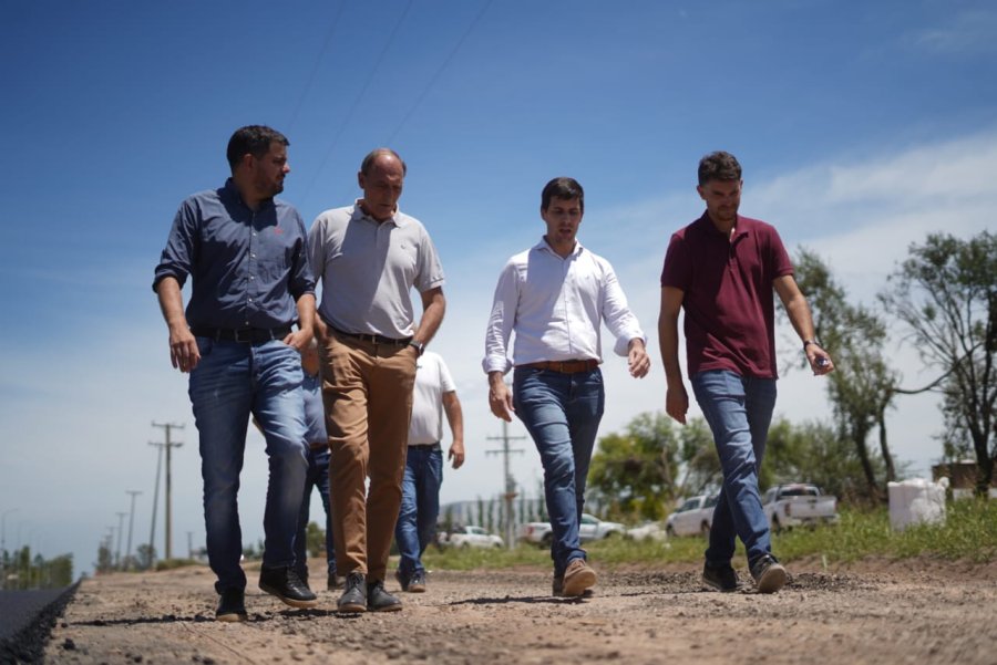 El intendente recorri&oacute; la obra de pavimentaci&oacute;n del Camino P&uacute;blico nro. 6.