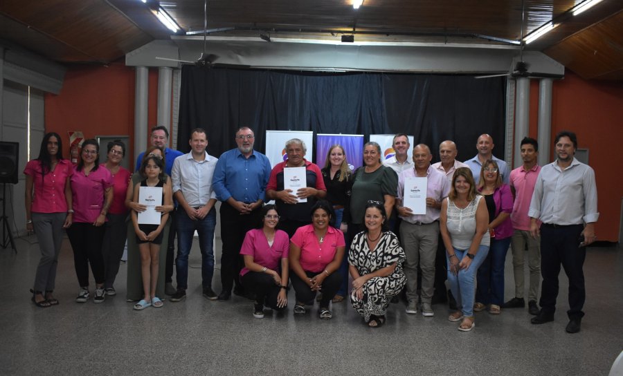 Autoridades y beneficiarios que participaron del acto.