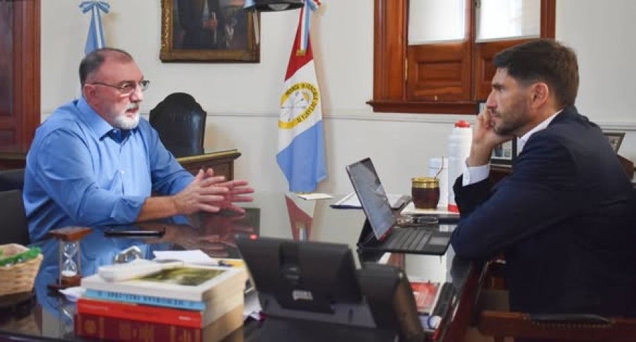 Oscar Mart&iacute;nez y Maximiliano Pullaro durante el encuentro.