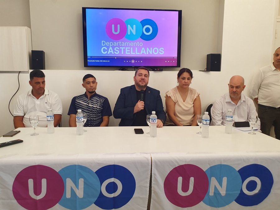 LANZAMIENTO. Walter Ghione y parte de su grupo de trabajo durante la presentación en sociedad del partido UNO en Rafaela y el departamento Castellanos.