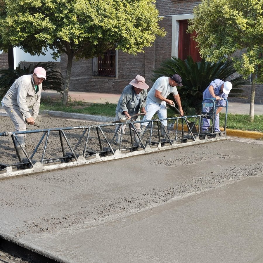 operarios comunales trabajando en la pavimentaci&oacute;n.