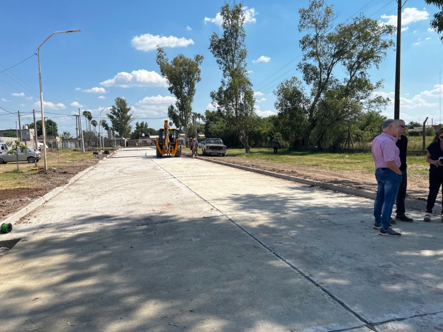 EN FRONTERA. La pavimentaci&oacute;n de las calles avanza a buen ritmo.