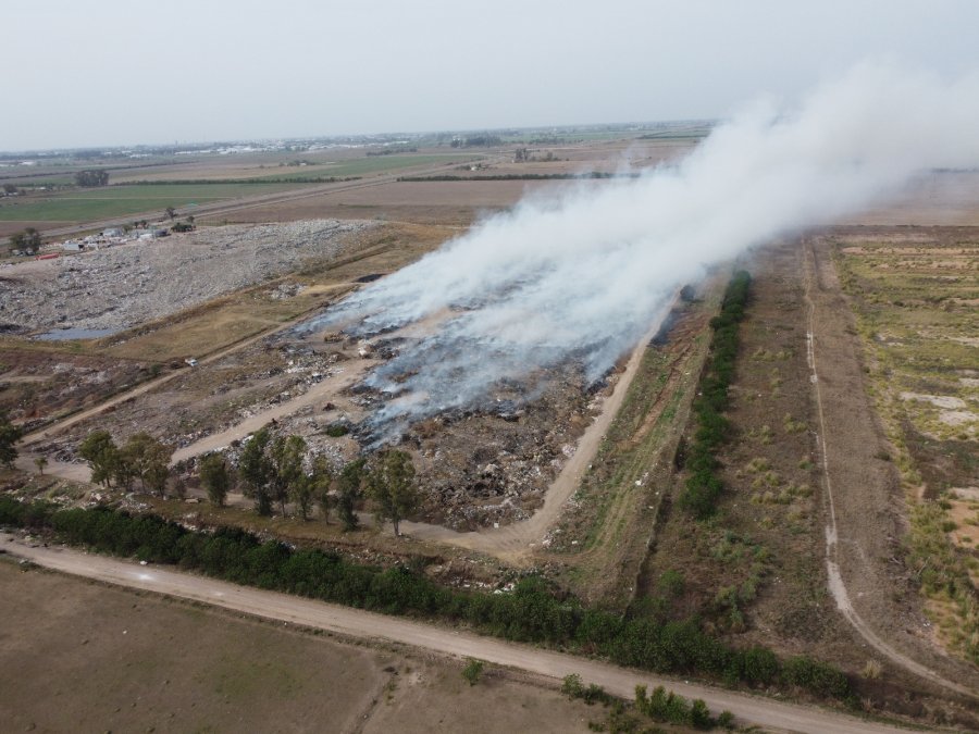 Vista aérea del Complejo Ambiental de Rafaela, desde donde surgen columnas de humo.
