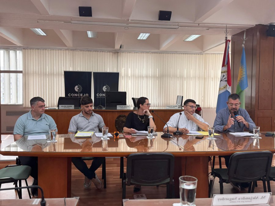 Funcionarios del Departamento Ejecutivo en el Concejo para adelantar los proyectos para la sesi&oacute;n extraordinaria, a&uacute;n sin fecha.