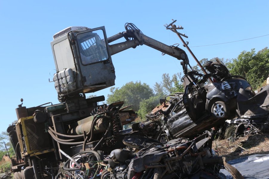 La Provincia avanzó en la compactación de vehículos en desuso abandonados frente a comisarías o depósitos judiciales.