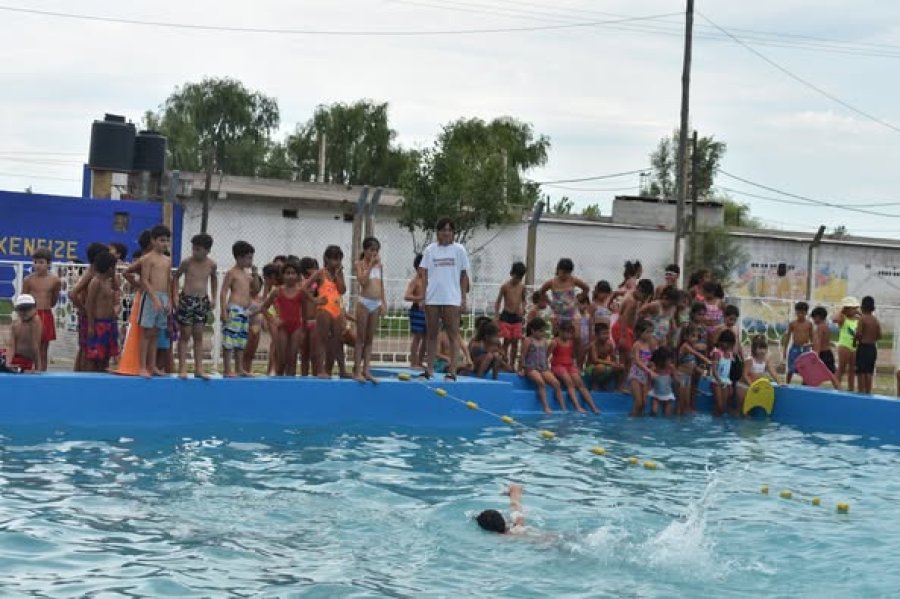 los participantes en la pileta.