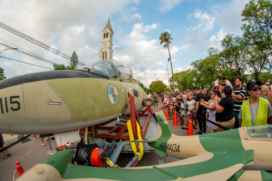 El público se agolpó para apreciar la emblemática aeronave.o