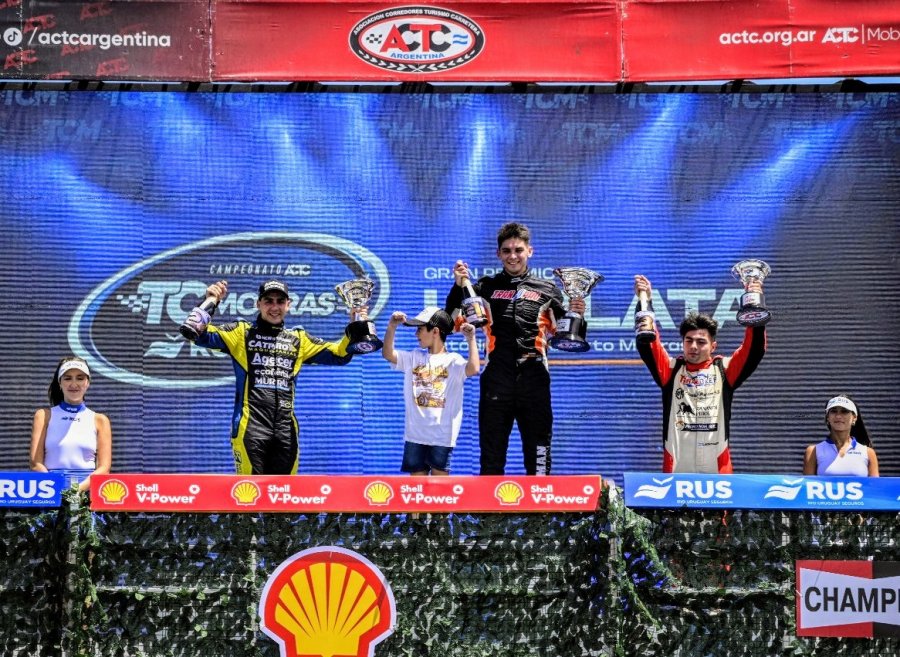 Eugenio Provens (2&deg;), Lucas Carabajal (1&deg;) y Leandro Gonz&aacute;lez (3&deg;) en el podio del TC Mouras en La Plata.