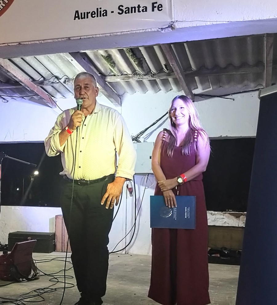 Fue entregado un aporte económico para la realización de la fiesta.