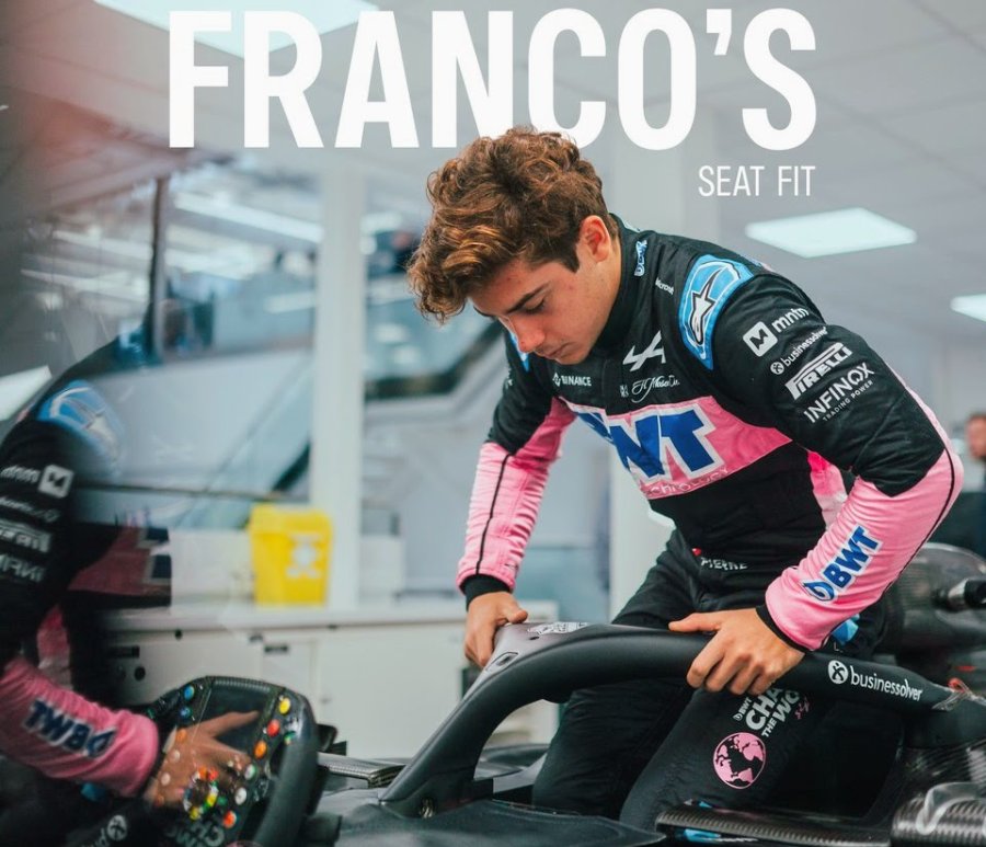 Franco Colapinto con el buzo de Alpine y el casco que utilizará en 2025.