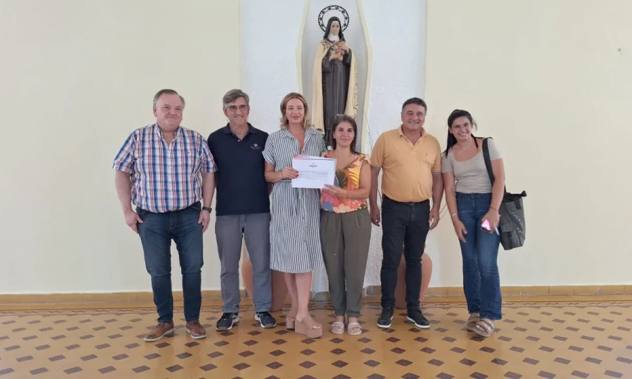 Los legislados y autoridades educativas en la escuela de Hersilia.