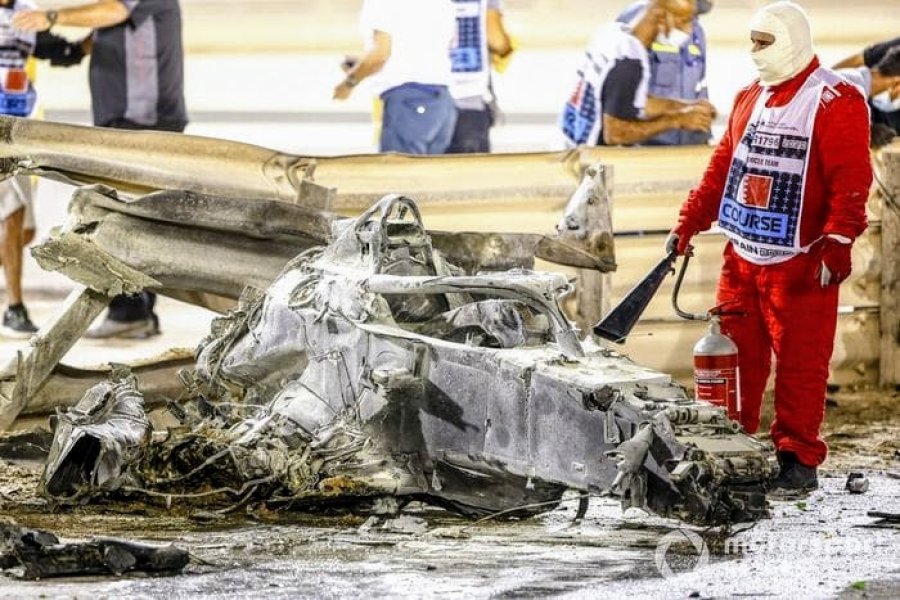 Los restos del Haas de Romain Grosjean tras ser consumido por las llamas.