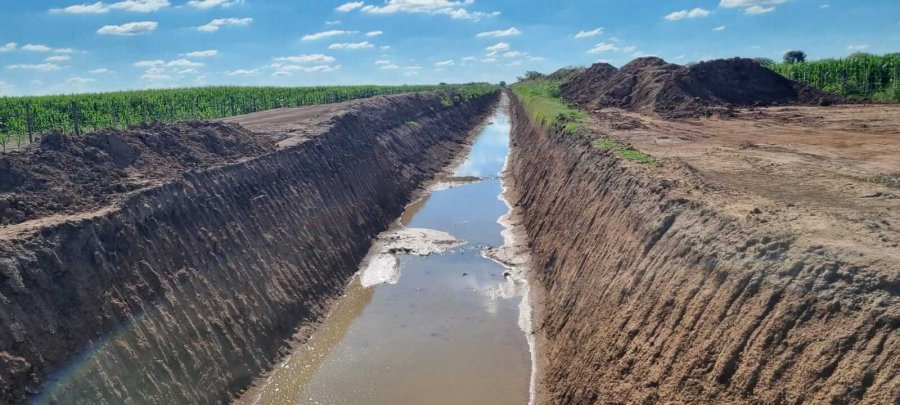 La obra de canalizaci&oacute;n del Bajo Peretti mejorar&aacute; el escurrimiento de las aguas pluviales y evitar&aacute; anegamientos en pueblos y campos de la regi&oacute;n.