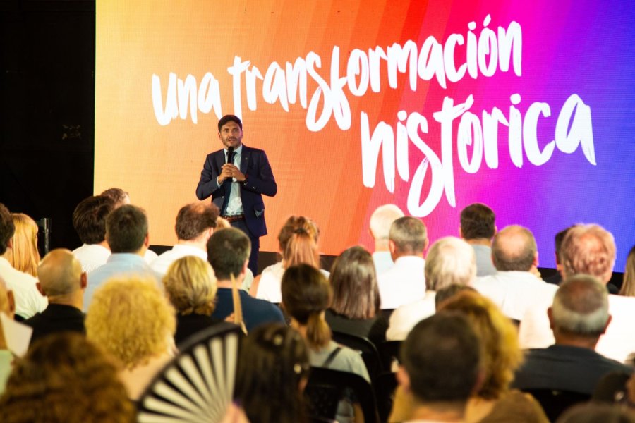 El gobernador Pullaro al encabezar el acto de aperturas de sobres de la licitaci&oacute;n para poner en valor el Parque Espa&ntilde;a de Rosario.
