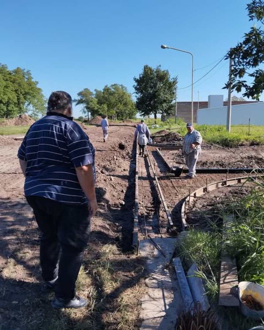 Marcelo Bocco, titular de la Comuna, observa el avance de obra.