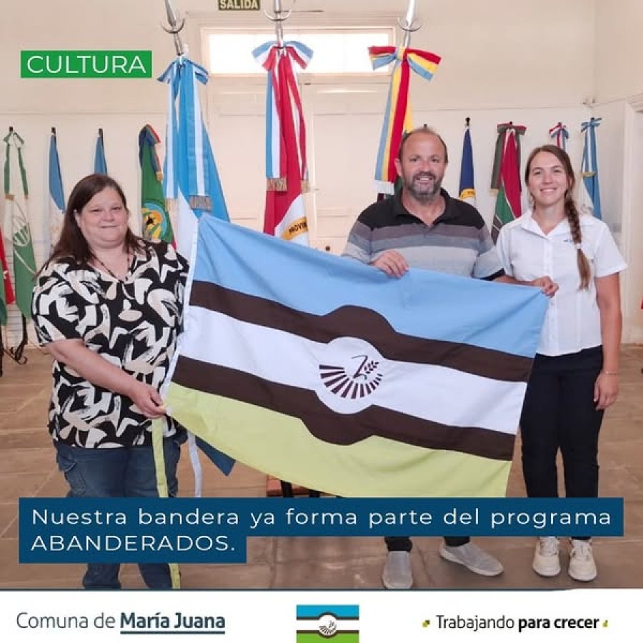 Sandra Gaido, Francisco D&iacute;az de Azevedo y Lara Castillo con la bandera de Mar&iacute;a Juana.