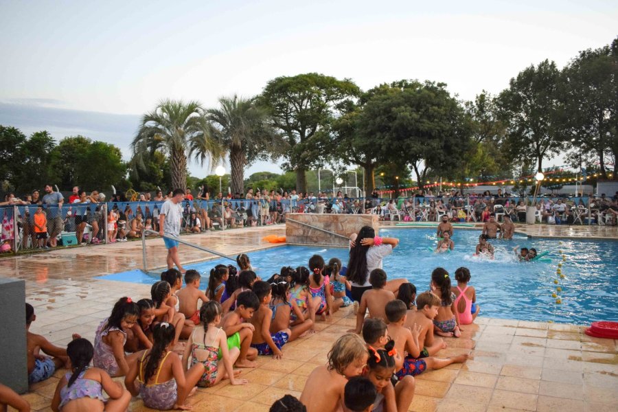 MULTITUDINARIO ENCUENTRO. La fiesta del agua se desarroll&oacute; este fin de semana en el complejo recreativo del SEOM.
