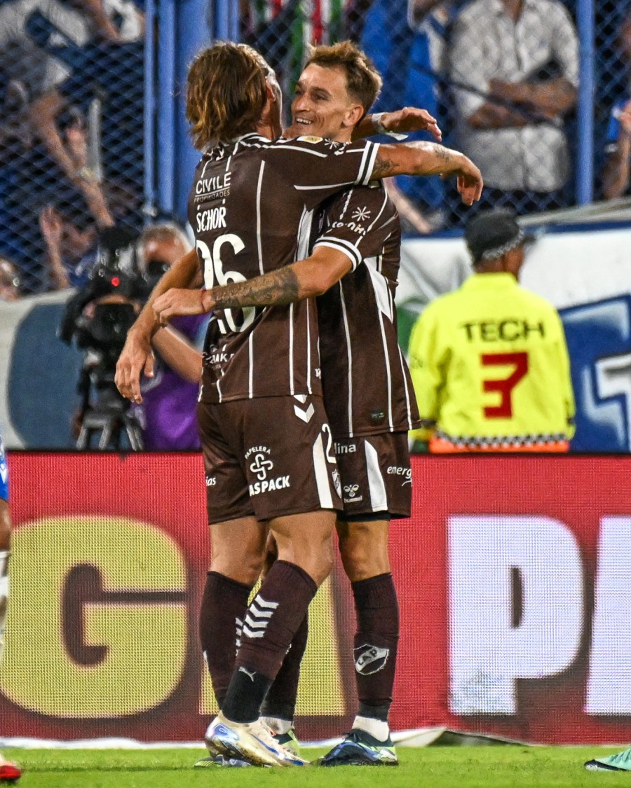 FESTEJO CALAMAR. Los tres puntos fueron para la visita.