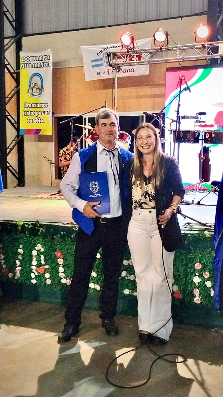 Julio Forni y B&aacute;rbara Chivallero en el momento protocolar de la noche.