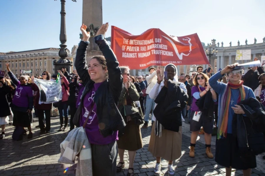 Unas j&oacute;venes en la Plaza de San Pedro en la X Jornada Mundial de Oraci&oacute;n y Reflexi&oacute;n contra la Trata de Personas en 2024 .